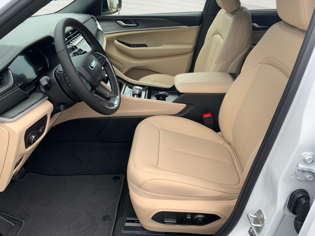 new 2025 Jeep Grand Cherokee car, priced at $43,499