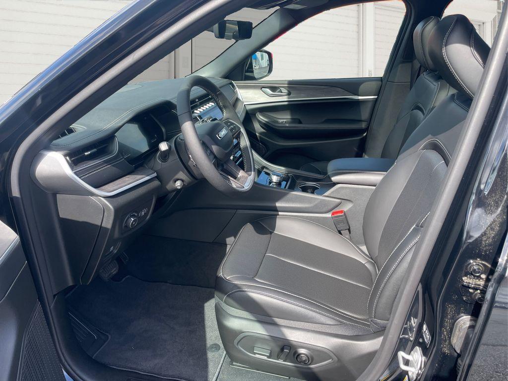 new 2025 Jeep Grand Cherokee car, priced at $45,999