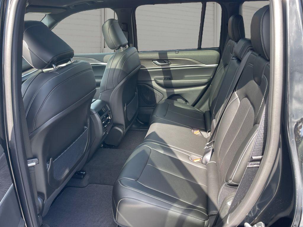 new 2025 Jeep Grand Cherokee car, priced at $45,999