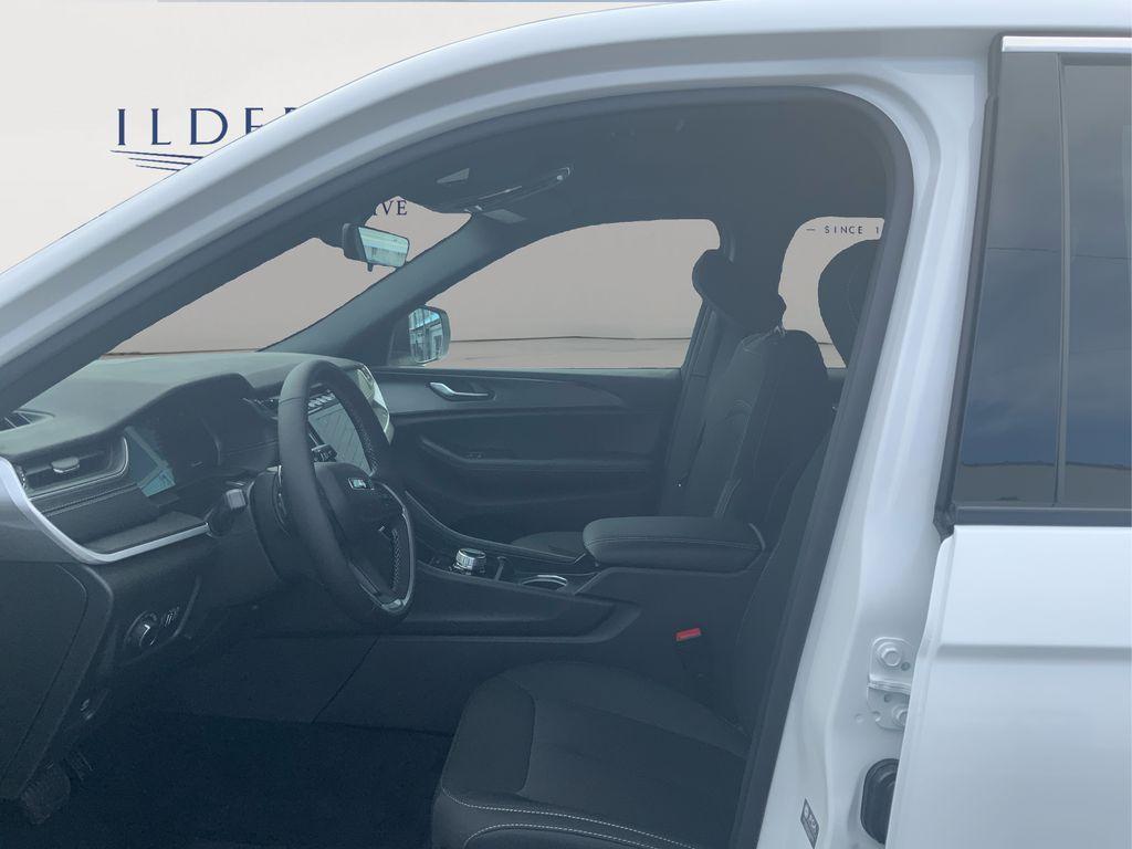 new 2025 Jeep Grand Cherokee car, priced at $39,999