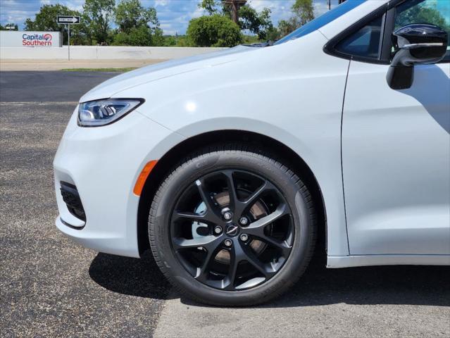 new 2024 Chrysler Pacifica car, priced at $44,247