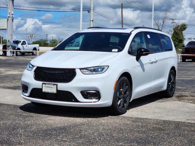 new 2024 Chrysler Pacifica car, priced at $50,554