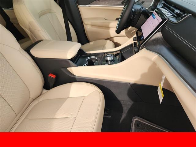 new 2025 Jeep Grand Cherokee car, priced at $44,871