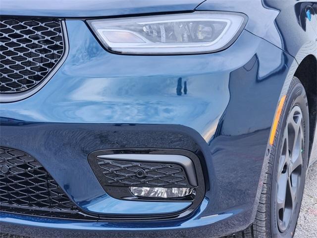 new 2025 Chrysler Pacifica Hybrid car, priced at $54,251