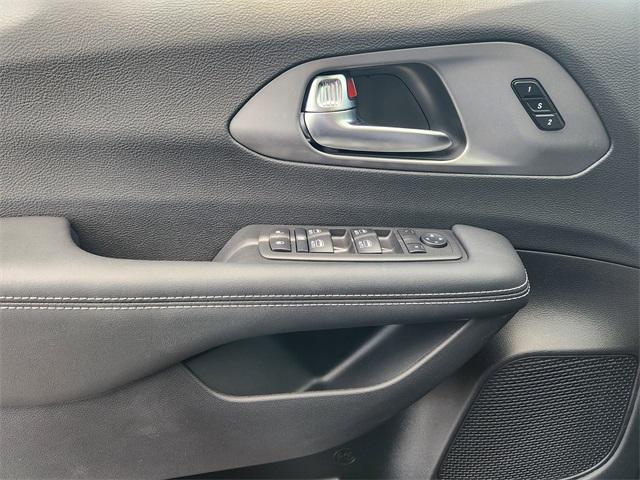 new 2025 Chrysler Pacifica car, priced at $39,475