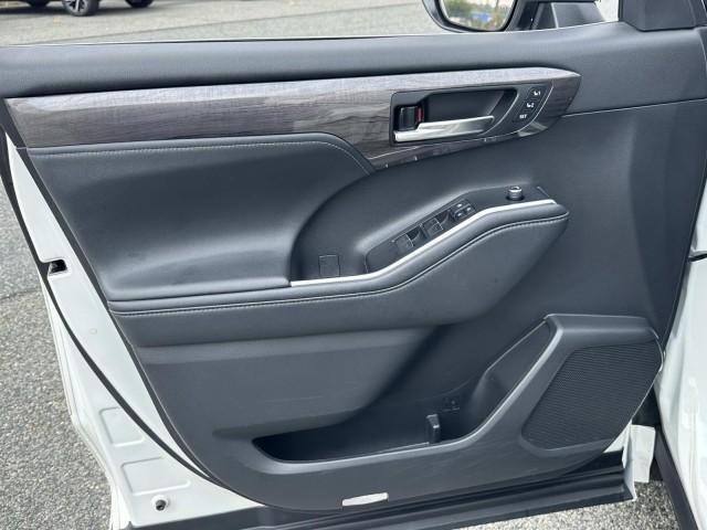 used 2021 Toyota Highlander car, priced at $35,998