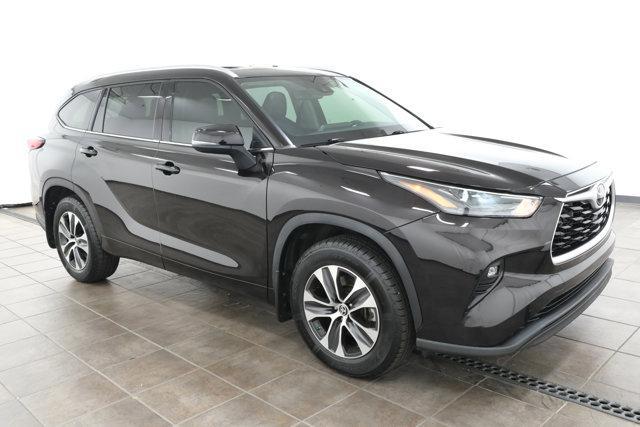 used 2022 Toyota Highlander car, priced at $34,555