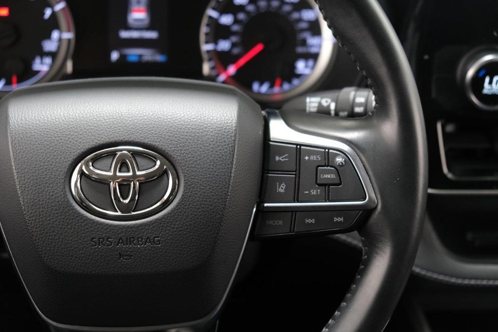 used 2021 Toyota Highlander car, priced at $32,988