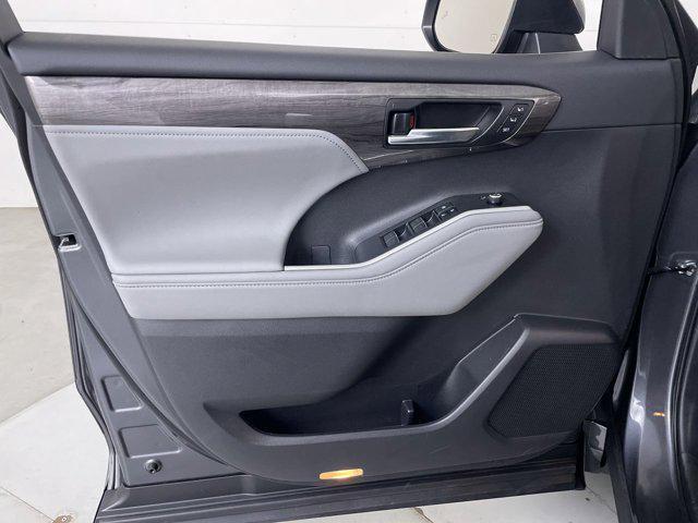 used 2024 Toyota Highlander car, priced at $46,999