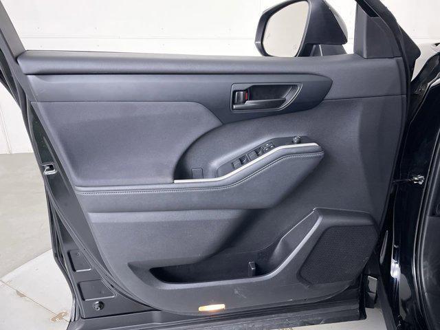 used 2024 Toyota Highlander car, priced at $28,999