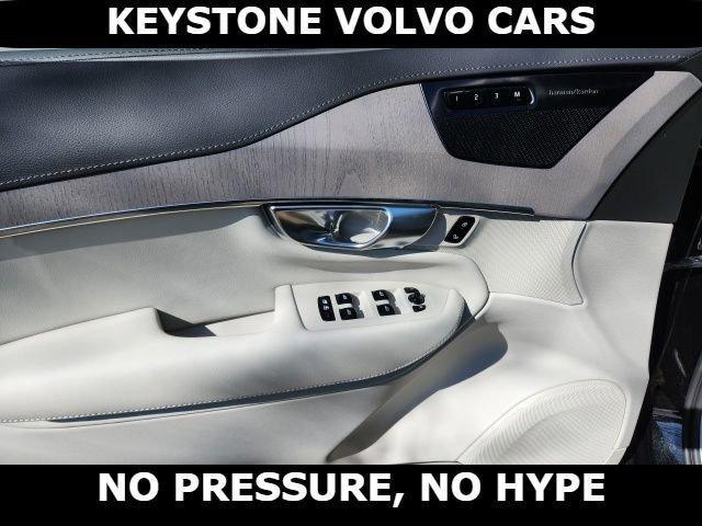 new 2025 Volvo XC90 Plug-In Hybrid car