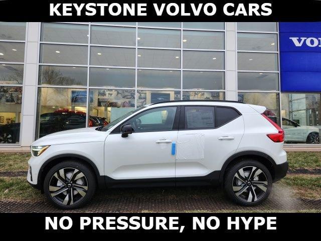 new 2025 Volvo XC40 car, priced at $51,040