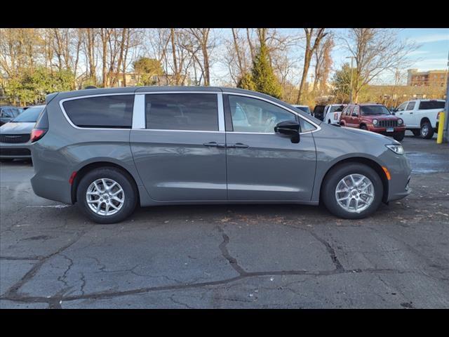 new 2025 Chrysler Pacifica car, priced at $39,224