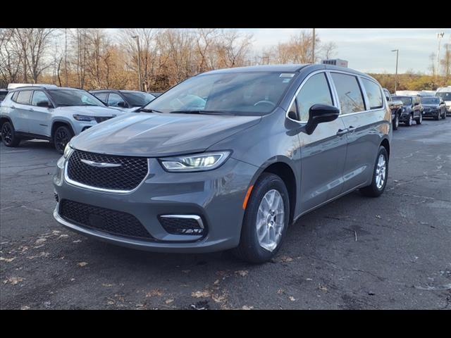 new 2025 Chrysler Pacifica car, priced at $39,224