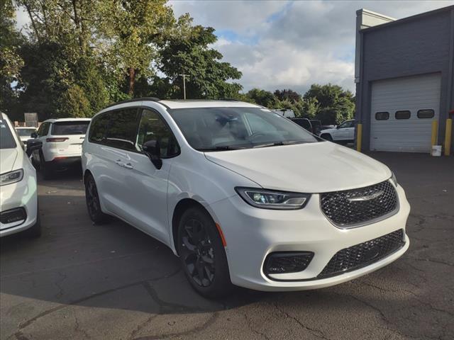 new 2024 Chrysler Pacifica car, priced at $43,450