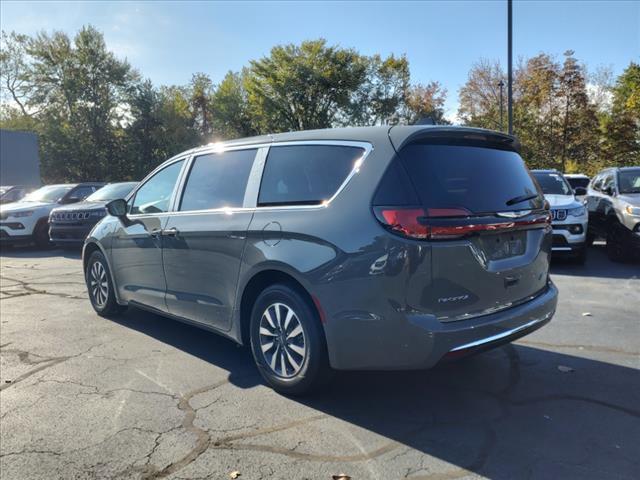 new 2024 Chrysler Pacifica Hybrid car, priced at $36,702