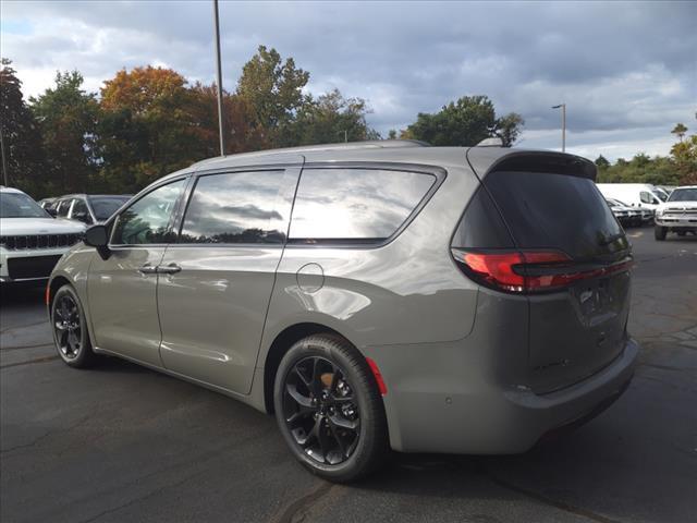 new 2024 Chrysler Pacifica car, priced at $43,896