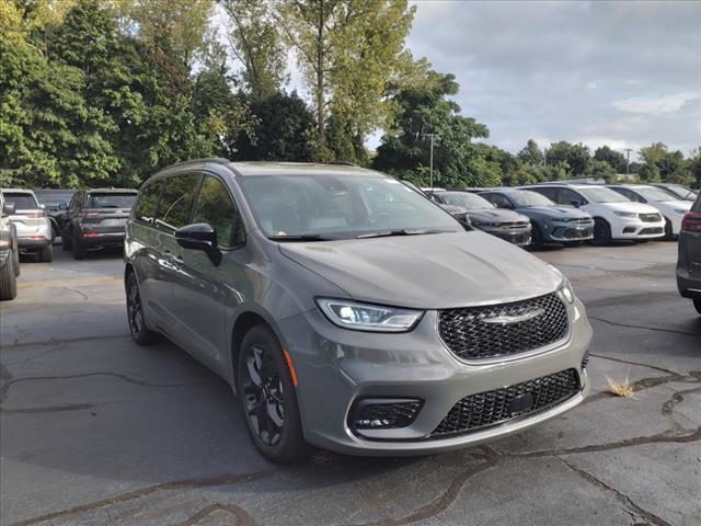 new 2024 Chrysler Pacifica car, priced at $43,896