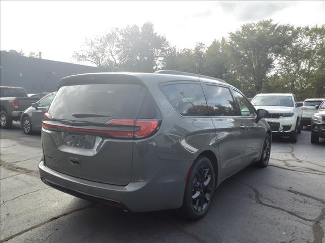 new 2024 Chrysler Pacifica car, priced at $43,896