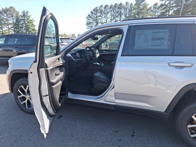 new 2025 Jeep Grand Cherokee car, priced at $44,736