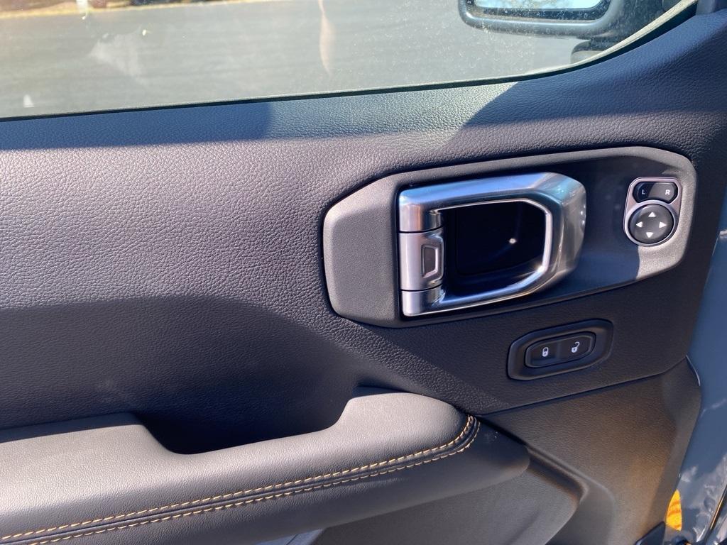new 2025 Jeep Gladiator car, priced at $47,624