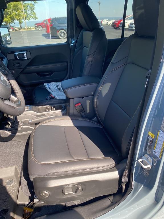 new 2025 Jeep Gladiator car, priced at $47,624