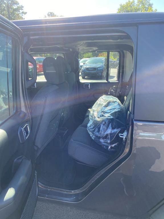 new 2025 Jeep Gladiator car, priced at $40,305