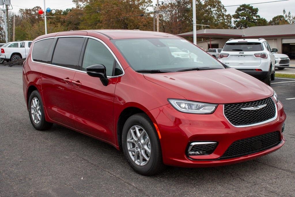 new 2025 Chrysler Pacifica car, priced at $42,640