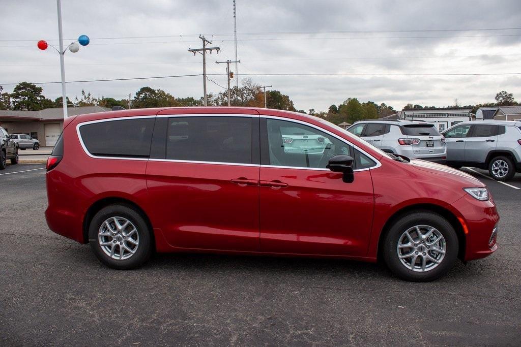 new 2025 Chrysler Pacifica car, priced at $42,640