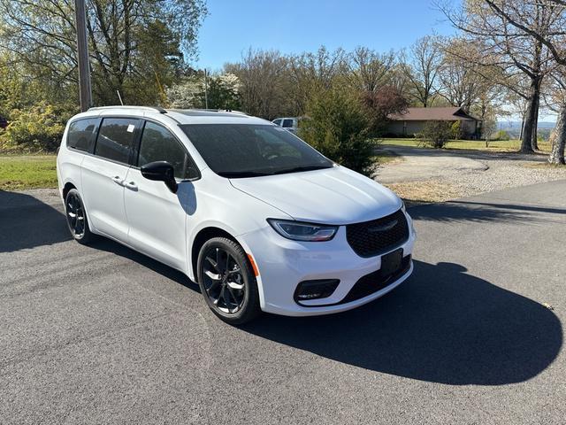 new 2024 Chrysler Pacifica car, priced at $45,735