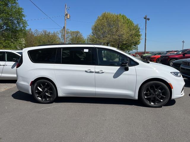 new 2024 Chrysler Pacifica car, priced at $44,265