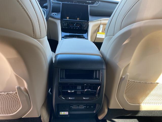 new 2025 Jeep Grand Cherokee car, priced at $47,035