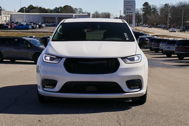 new 2024 Chrysler Pacifica Hybrid car, priced at $54,024