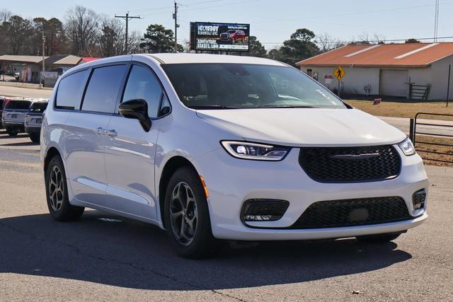 new 2024 Chrysler Pacifica Hybrid car, priced at $54,024