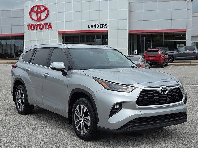 used 2023 Toyota Highlander car, priced at $43,516