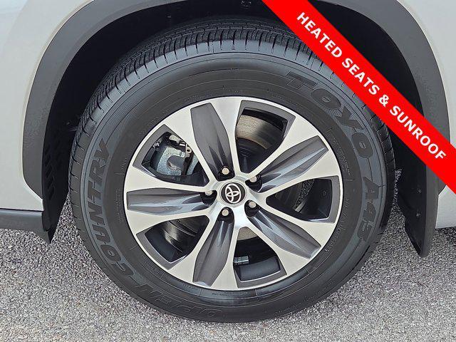 used 2023 Toyota Highlander car, priced at $43,516