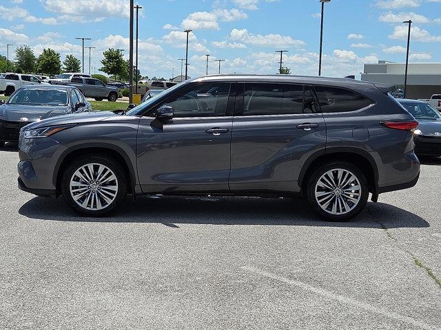 used 2022 Toyota Highlander car, priced at $37,253