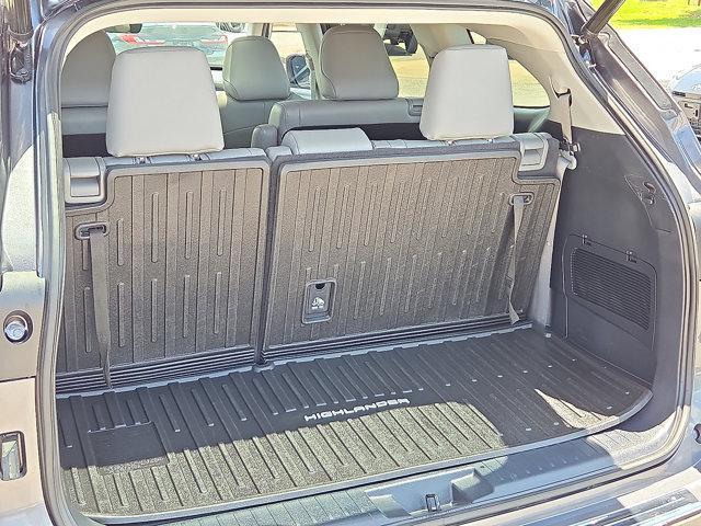 used 2022 Toyota Highlander car, priced at $37,253