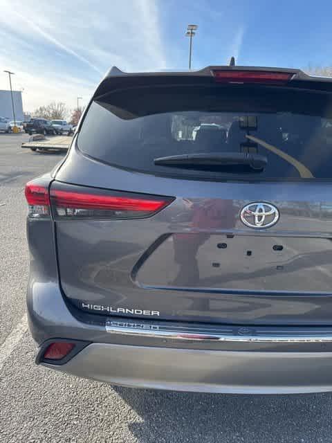 used 2023 Toyota Highlander car, priced at $34,500