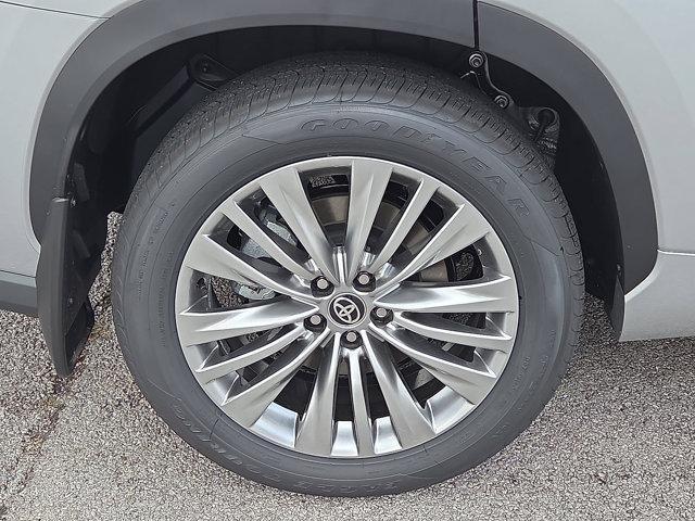 new 2025 Toyota Highlander car, priced at $52,676