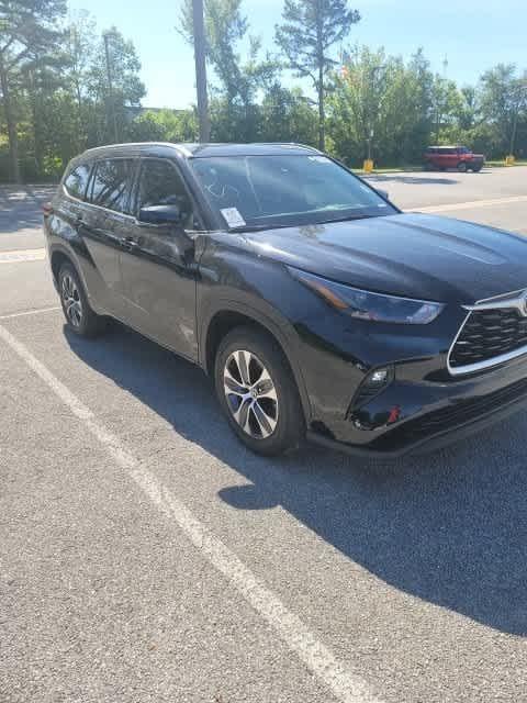 used 2022 Toyota Highlander car, priced at $35,454