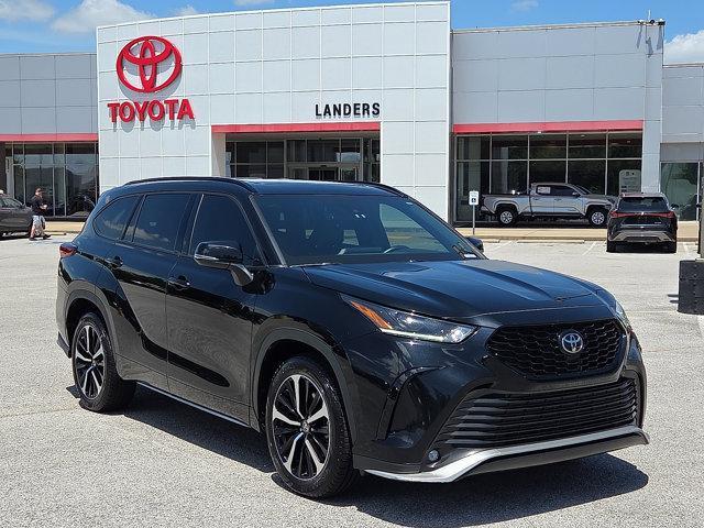 used 2022 Toyota Highlander car, priced at $33,648