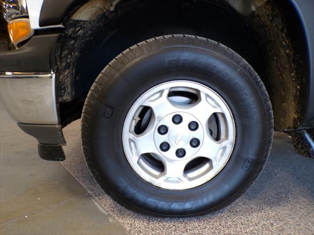 used 2005 Chevrolet Suburban car, priced at $5,995