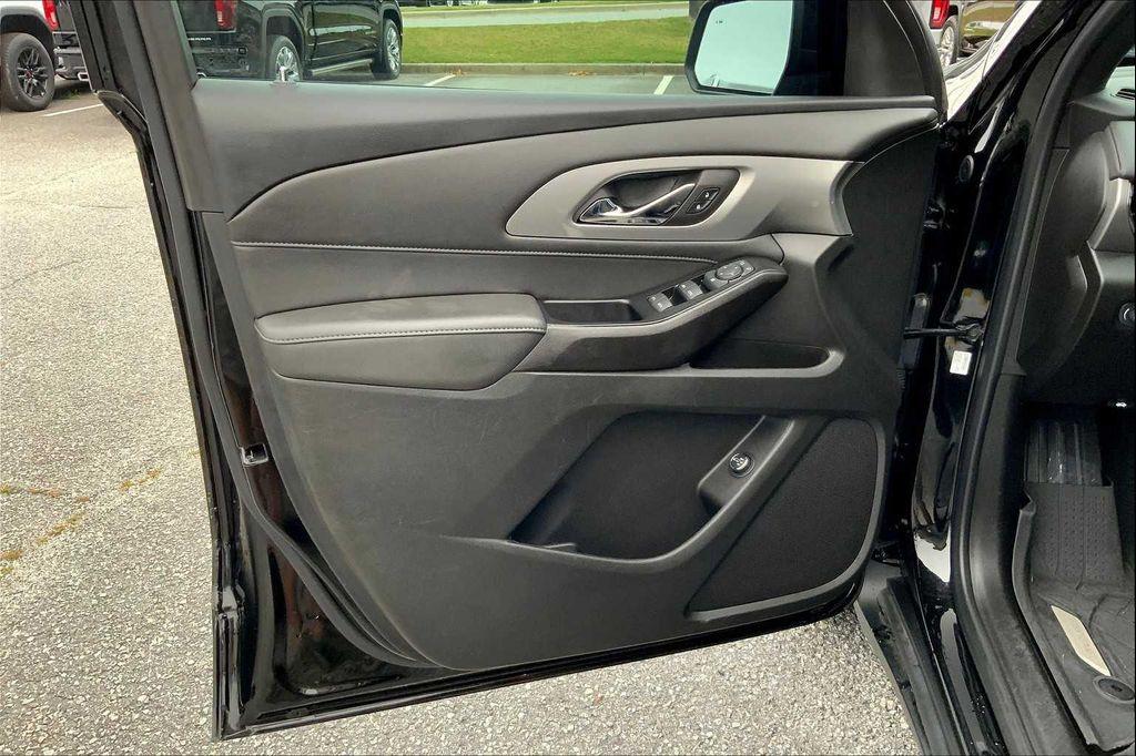 used 2023 Chevrolet Traverse car, priced at $28,497