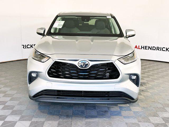 used 2024 Toyota Highlander car, priced at $30,999