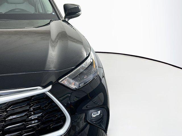 used 2023 Toyota Highlander car, priced at $30,886