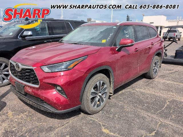 used 2022 Toyota Highlander car, priced at $34,998