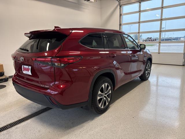 used 2022 Toyota Highlander car, priced at $31,998