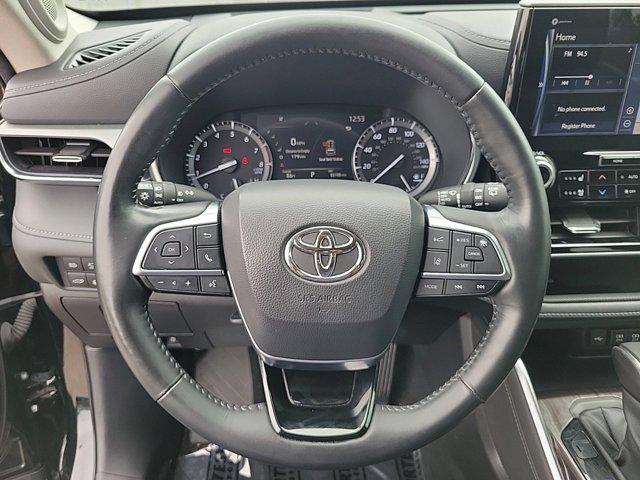 used 2021 Toyota Highlander car, priced at $32,470