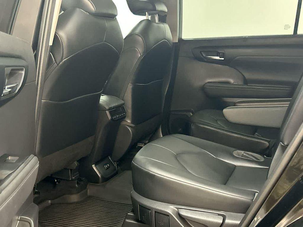 used 2021 Toyota Highlander car, priced at $25,400